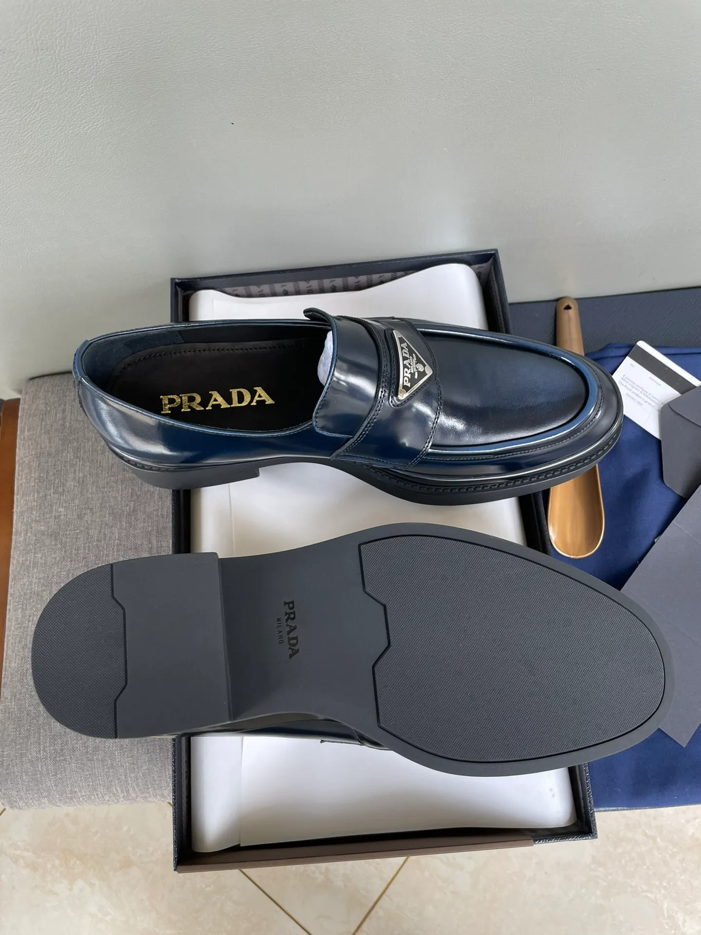 Men's shoes 💰860 hot recommendation ✨PRADA Prada's top purchasing quality imported upper with color-brushed open edge beads carved toe design cowhide lining private molded TPU outsole non-slip, wear-resistant and elastic fashionable and versatile burgundy black blue 39-44 in stock (38, 45 customized replacement)